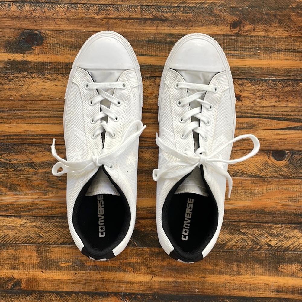 Men’s Converse sneakers, size 10. LIKE NEW.